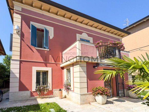 casa indipendente in vendita a Rimini in zona Viserba