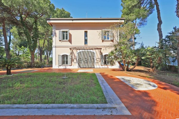 casa indipendente in vendita a Rimini in zona Fiera Vecchia