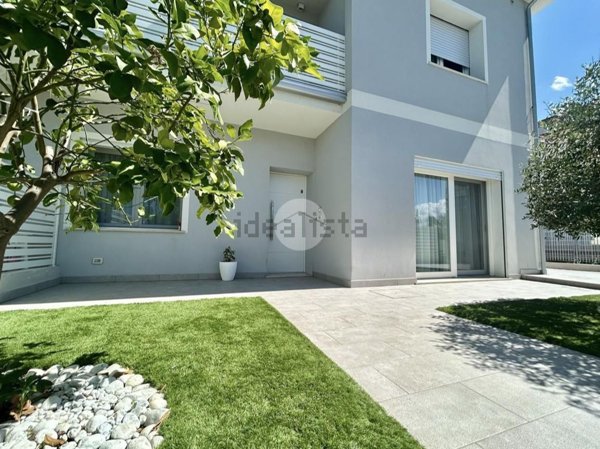 casa indipendente in vendita a Rimini in zona Viserba