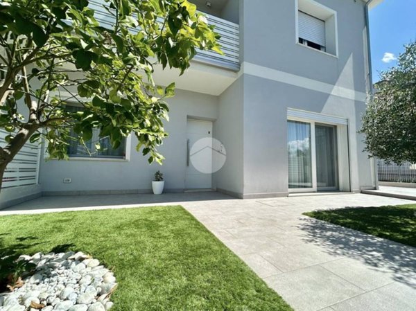 casa indipendente in vendita a Rimini in zona Viserba