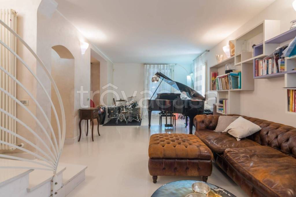 casa indipendente in vendita a Rimini in zona Viserba