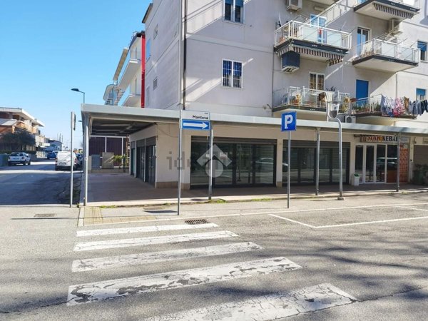 locale commerciale in vendita a Rimini in zona Rivazzurra