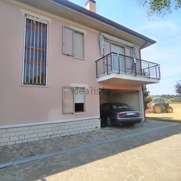 casa indipendente in vendita a Rimini in zona Vergiano