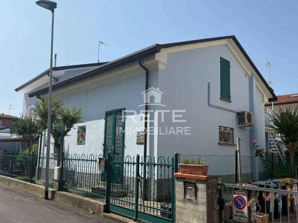 casa indipendente in vendita a Rimini in zona Viserbella
