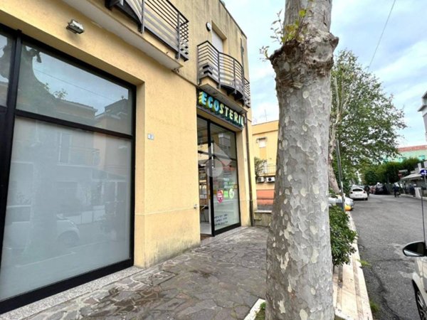 negozio in vendita a Rimini in zona Miramare di Rimini