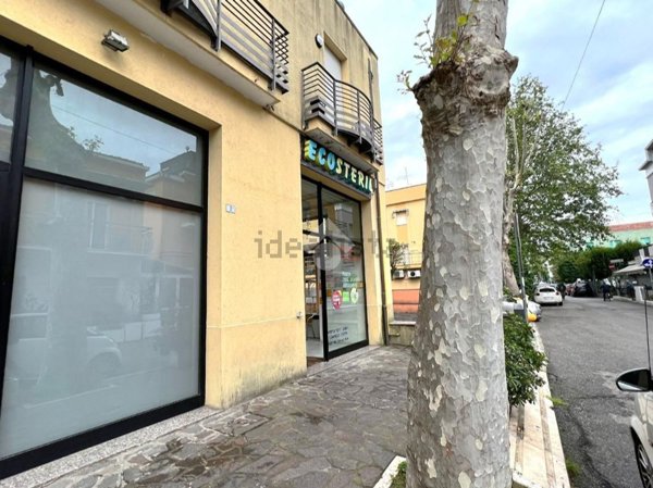 negozio in vendita a Rimini in zona Miramare di Rimini
