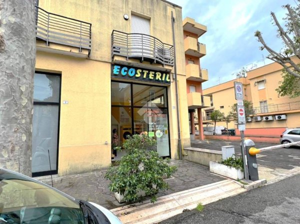 negozio in vendita a Rimini in zona Miramare di Rimini