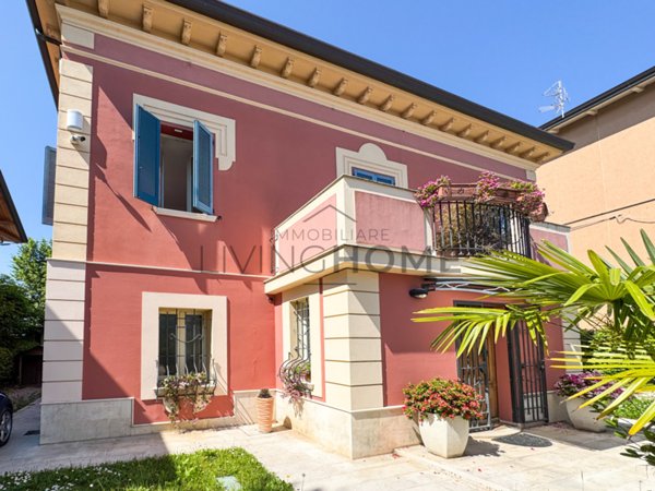 casa indipendente in vendita a Rimini in zona Viserba