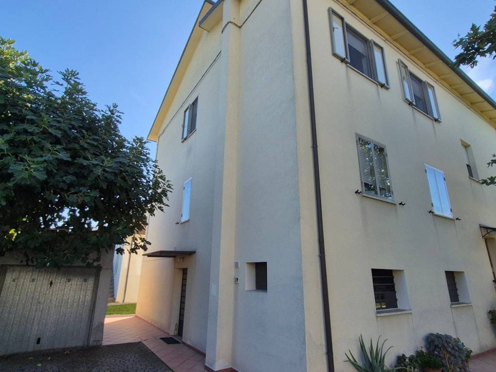 casa indipendente in vendita a Rimini in zona Marecchiese