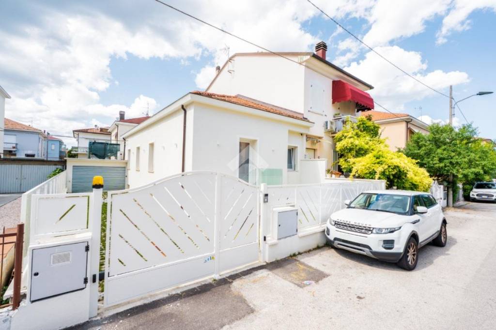 casa indipendente in vendita a Rimini