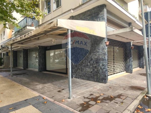 negozio in vendita a Rimini in zona Miramare di Rimini