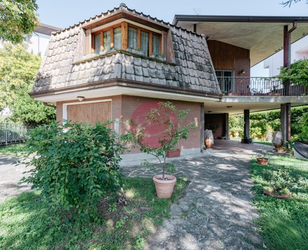 casa indipendente in vendita a Rimini in zona Viserba
