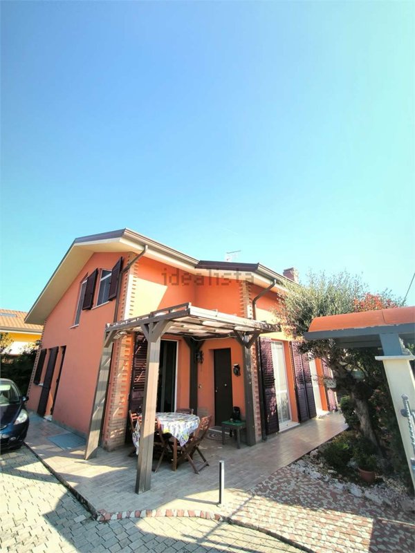casa indipendente in vendita a Rimini in zona Viserba