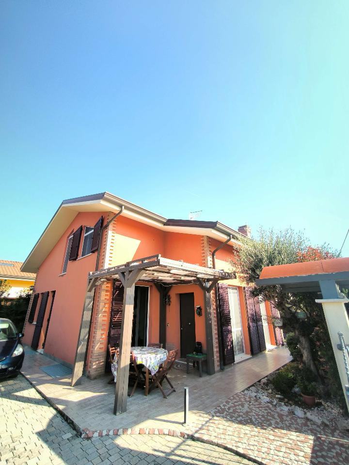 casa indipendente in vendita a Rimini in zona Viserba