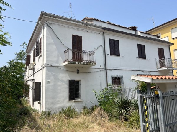 casa indipendente in vendita a Rimini in zona Lagomaggio