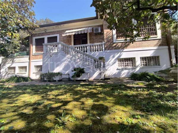 casa indipendente in vendita a Rimini in zona Miramare di Rimini