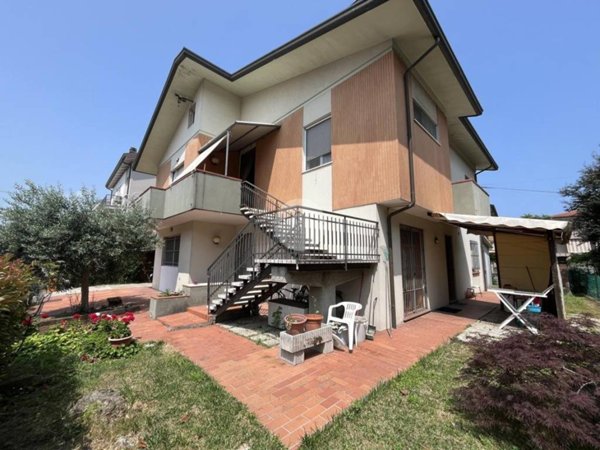casa indipendente in vendita a Rimini in zona Celle