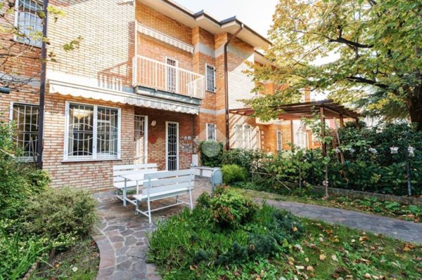 casa indipendente in vendita a Rimini in zona Fiera Vecchia