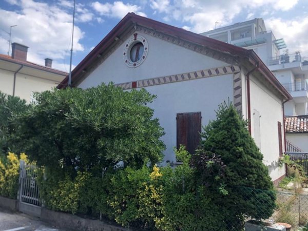 casa indipendente in vendita a Rimini in zona Viserba