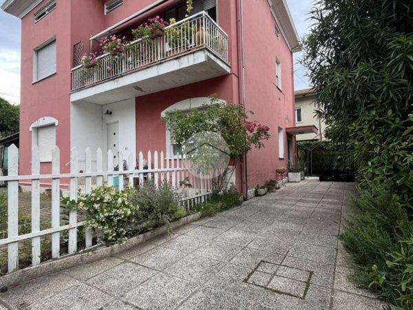 casa indipendente in vendita a Rimini in zona Borgo San Giuliano