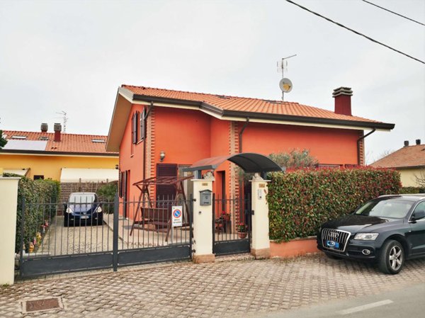 casa indipendente in vendita a Rimini in zona Viserba
