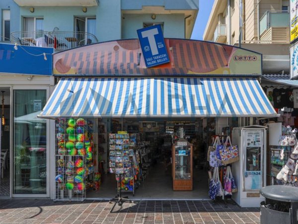 negozio in vendita a Rimini in zona Marebello