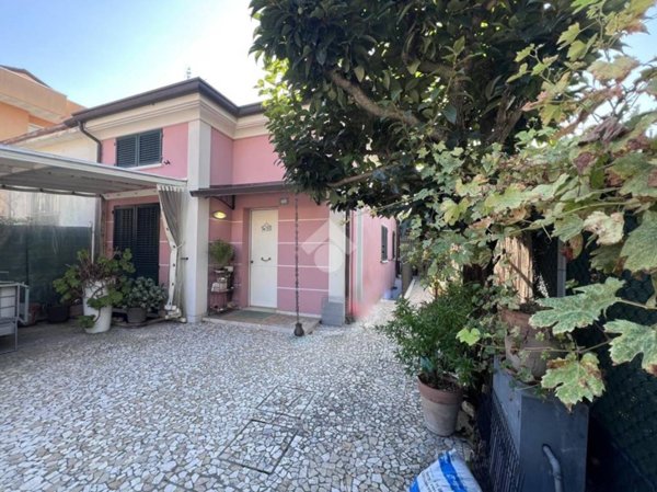 casa indipendente in vendita a Rimini in zona Miramare di Rimini