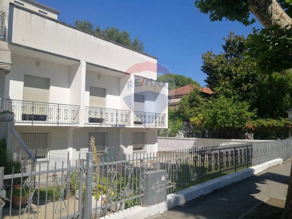 negozio in vendita a Rimini in zona Miramare di Rimini