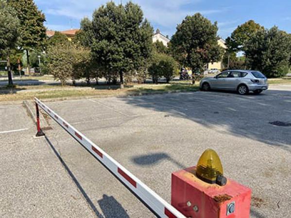 negozio in vendita a Rimini in zona Miramare di Rimini