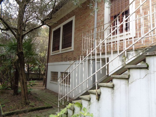 casa indipendente in vendita a Rimini in zona Miramare di Rimini