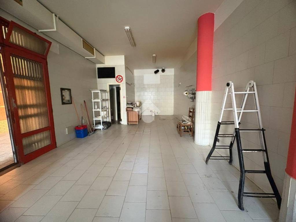 negozio in vendita a Rimini in zona Celle