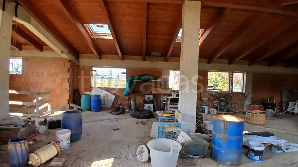 locale commerciale in vendita a Rimini in zona Miramare di Rimini