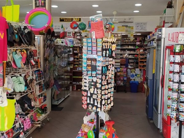 negozio in vendita a Rimini in zona Miramare di Rimini