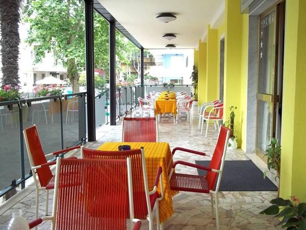 negozio in vendita a Rimini in zona Rivazzurra