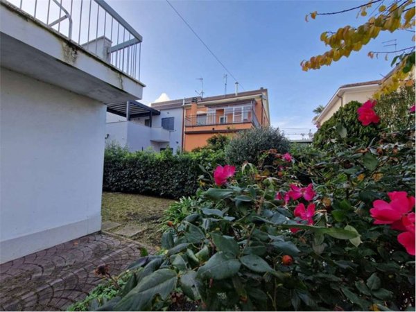 casa indipendente in vendita a Rimini in zona Fiera Vecchia