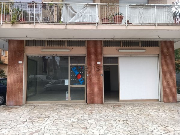 negozio in vendita a Rimini in zona Miramare di Rimini