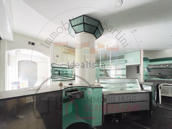 locale commerciale in vendita a Rimini in zona Marina Centro