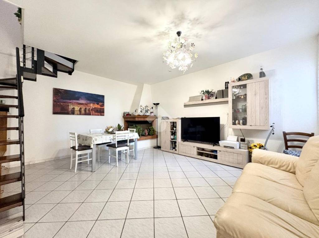 casa indipendente in vendita a Rimini in zona Marecchiese