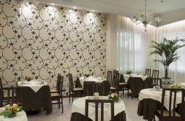 negozio in vendita a Rimini in zona Marina Centro