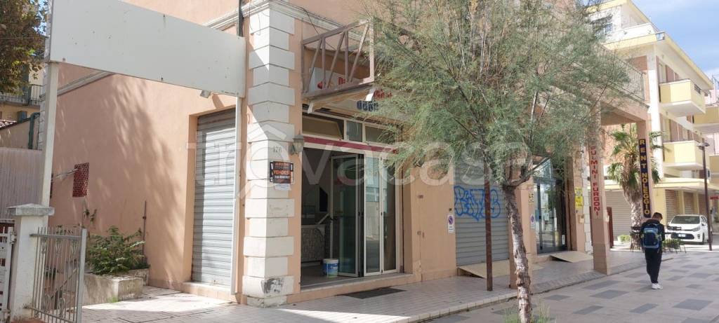 negozio in vendita a Rimini in zona Viserba