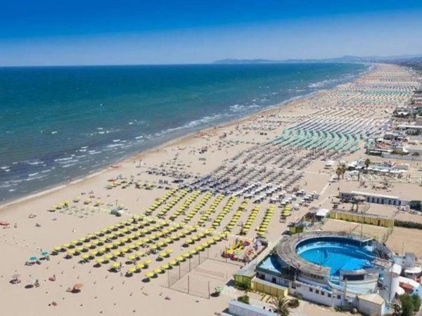 negozio in vendita a Rimini in zona Marina Centro