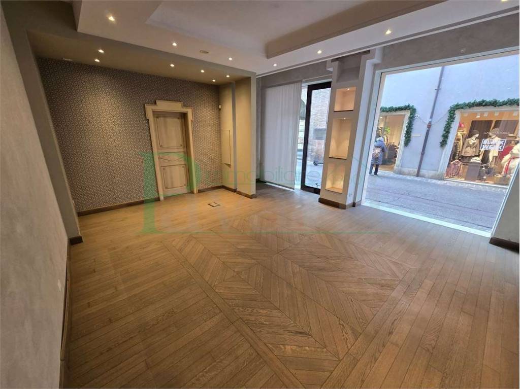 negozio in vendita a Rimini in zona Centro Storico