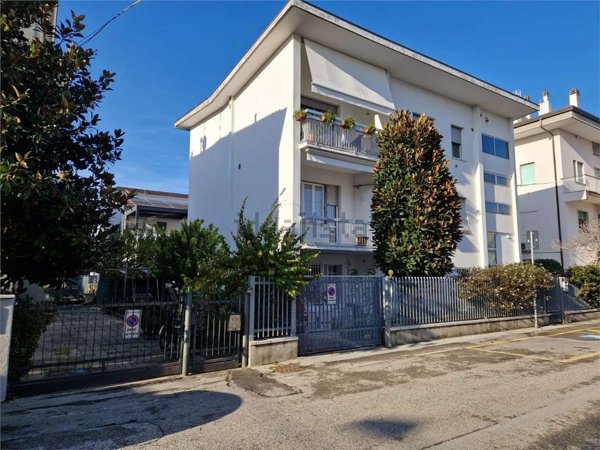casa indipendente in vendita a Rimini in zona Fiera Vecchia