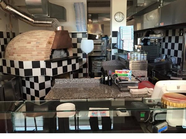 negozio in vendita a Rimini in zona Miramare di Rimini