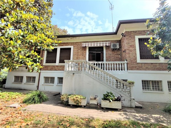 casa indipendente in vendita a Rimini in zona Miramare di Rimini