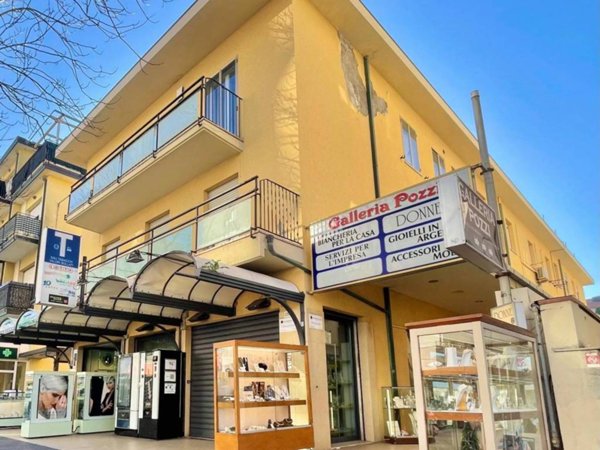 negozio in vendita a Rimini in zona Miramare di Rimini