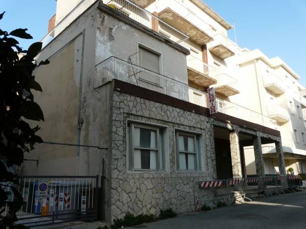 intera palazzina in vendita a Rimini in zona Miramare di Rimini