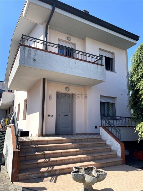 casa indipendente in vendita a Rimini in zona Viserba