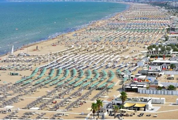 negozio in vendita a Rimini in zona Marina Centro