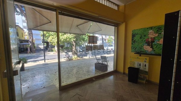 negozio in vendita a Rimini in zona Miramare di Rimini